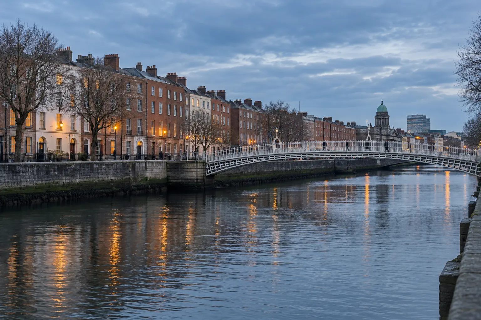 Rio Liffey e fachadas georgianas de Dublin num fim de tarde nublado
